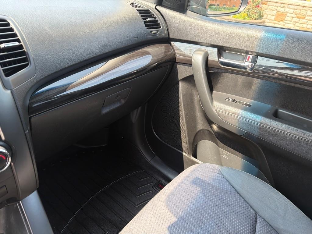 Kia Sorento 2WD 4dr I4 LX 2011