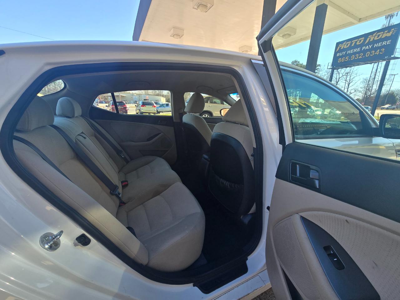 Kia Optima LX AT 2012