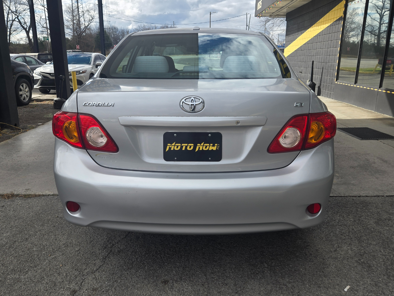 Toyota Corolla Base 4-Speed AT 2010