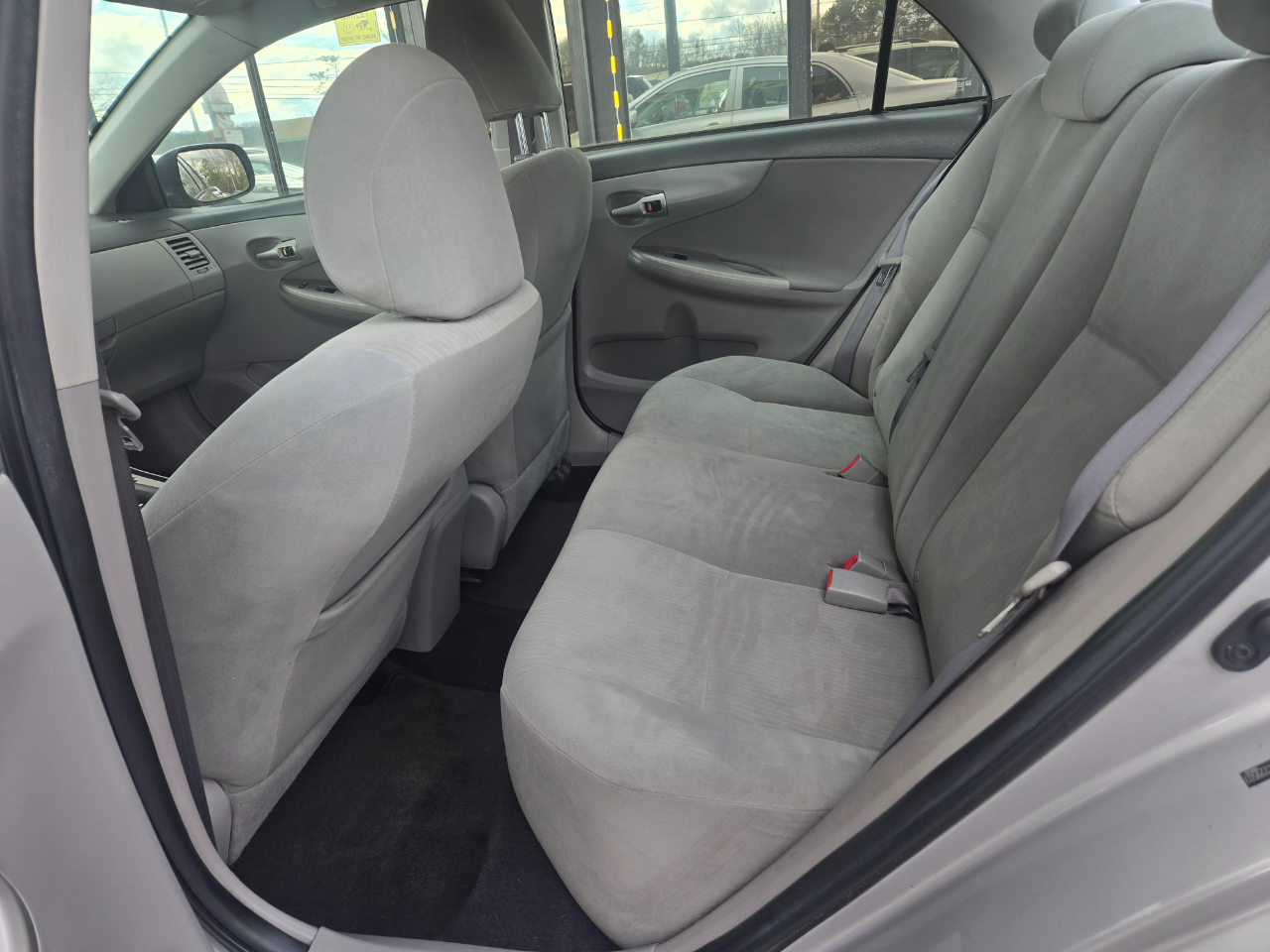 Toyota Corolla Base 4-Speed AT 2010