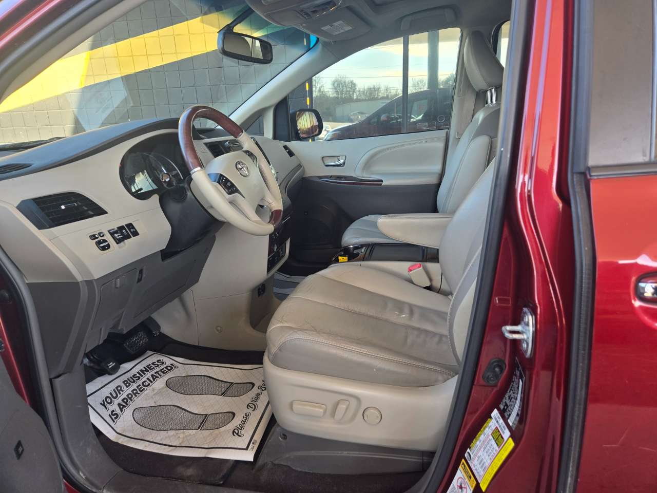 Toyota Sienna XLE FWD 8-Passenger V6 2012