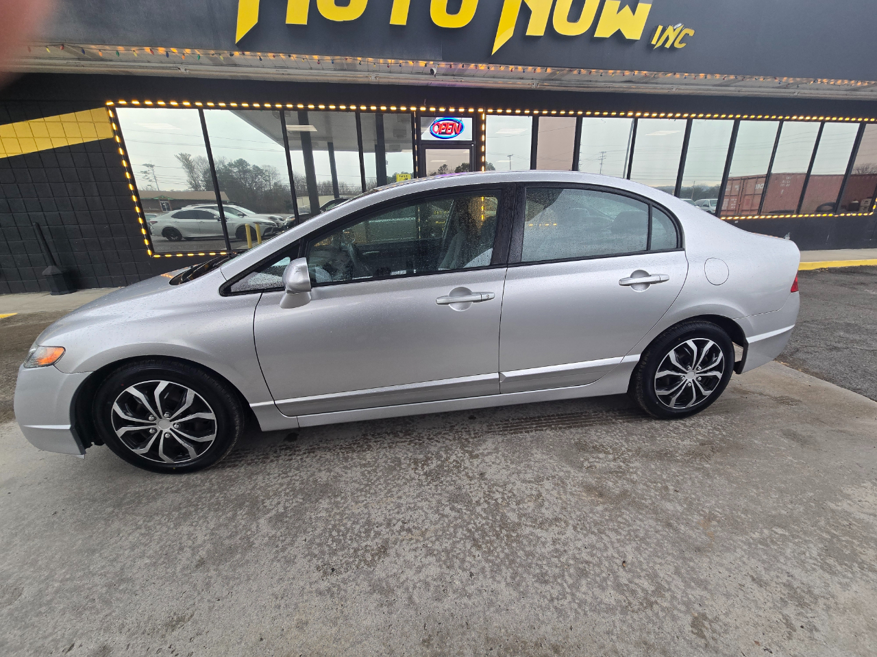 Honda Civic LX Sedan 5-Speed AT 2011