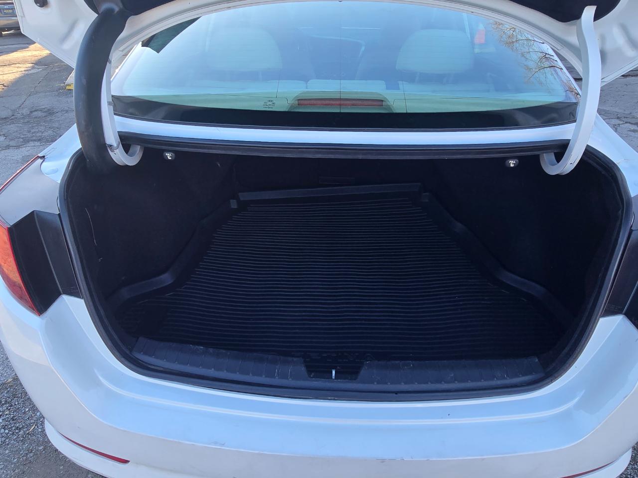 Kia Optima LX MT 2013