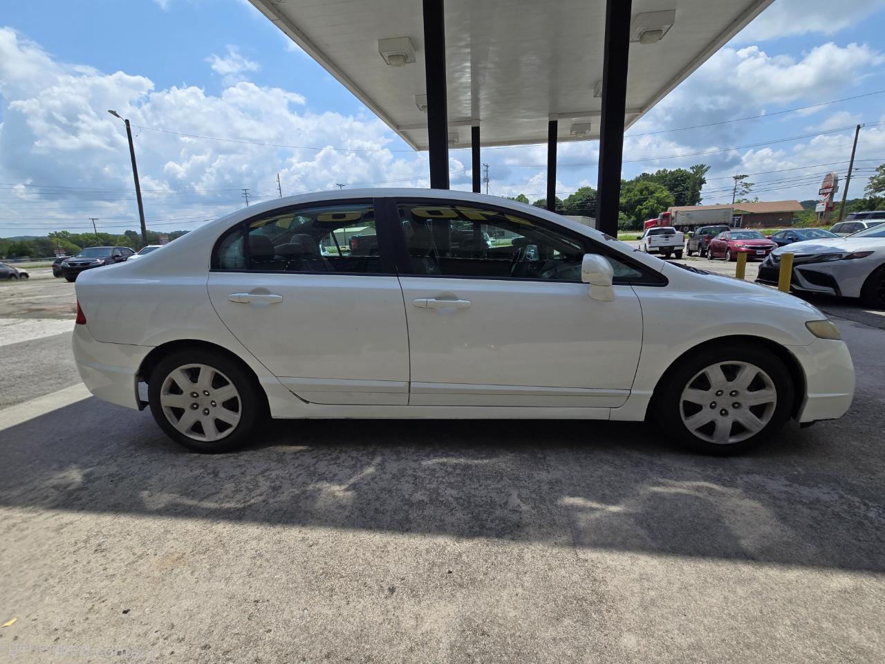 Honda Civic LX Sedan 5-Speed AT 2011