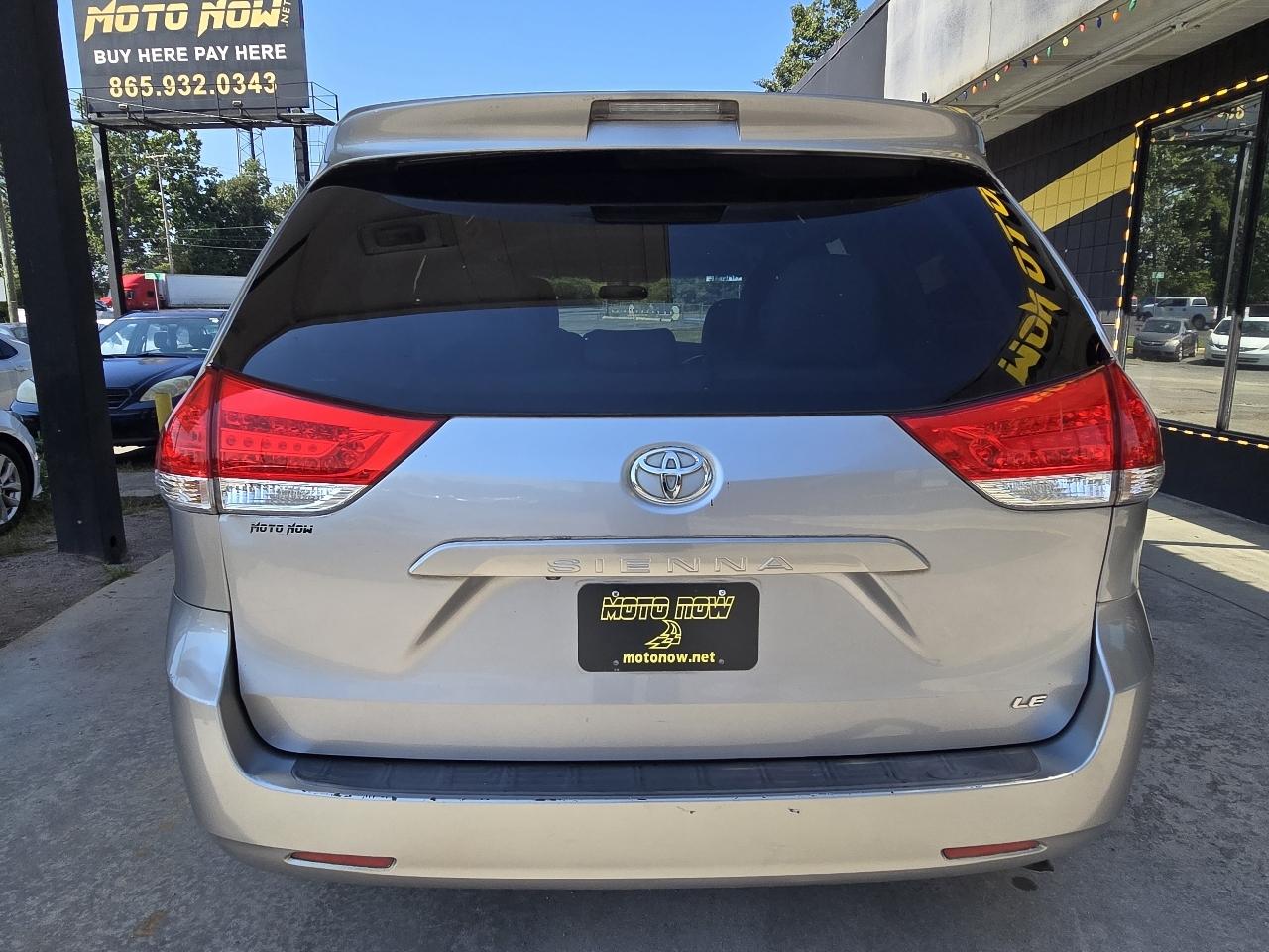 Toyota Sienna LE FWD 8-Passenger V6 2012