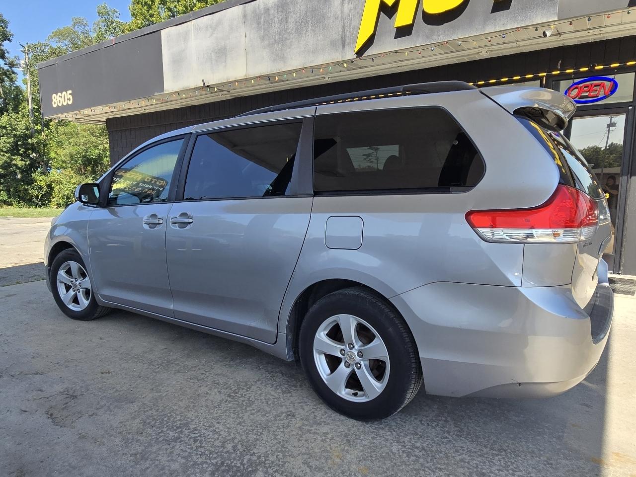 Toyota Sienna LE FWD 8-Passenger V6 2012