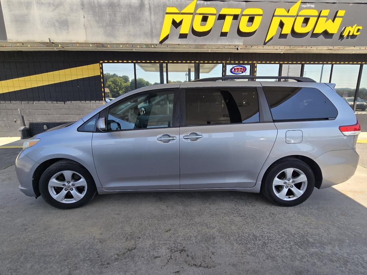 Toyota Sienna LE FWD 8-Passenger V6 2012