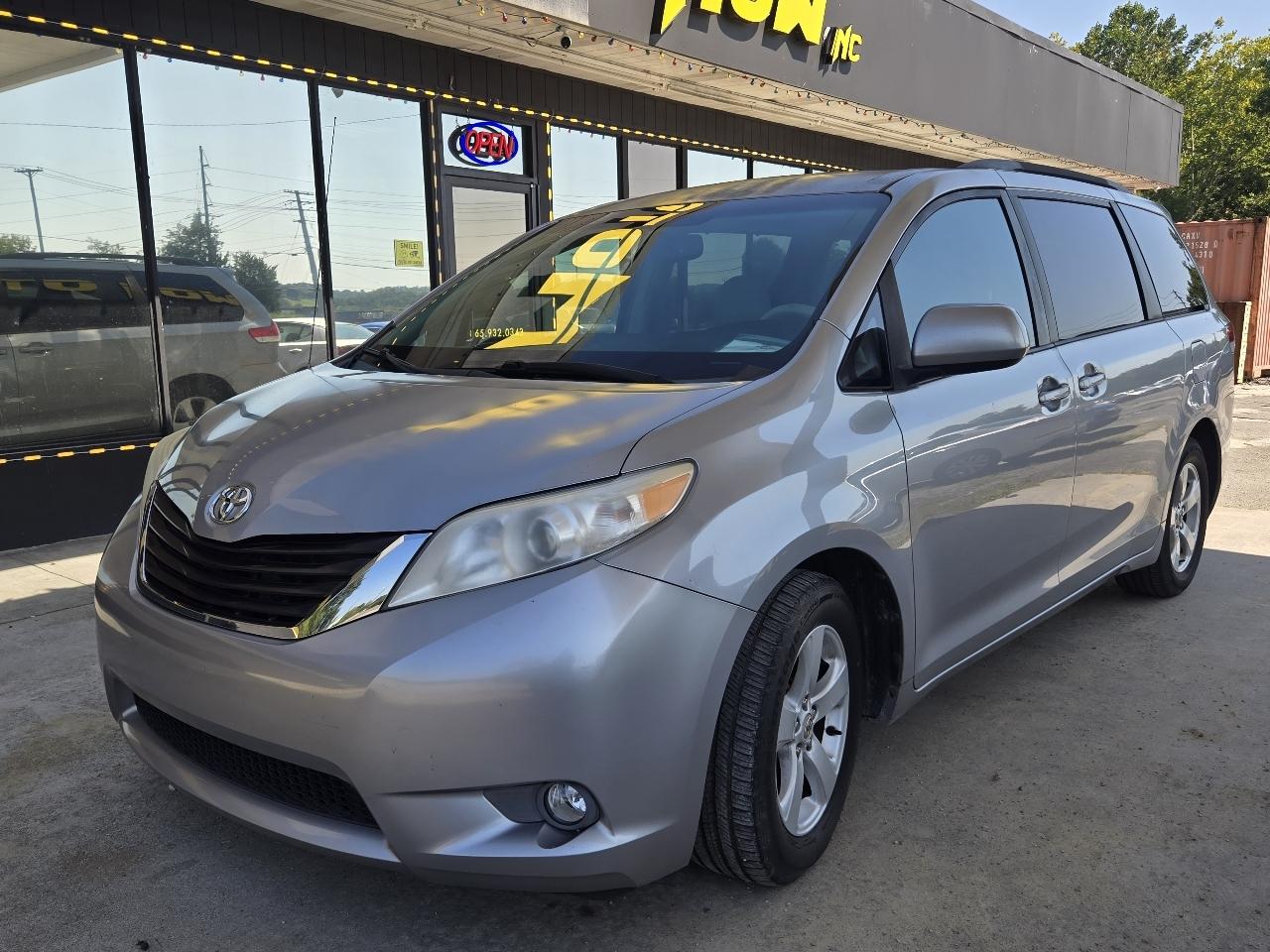 Toyota Sienna LE FWD 8-Passenger V6 2012