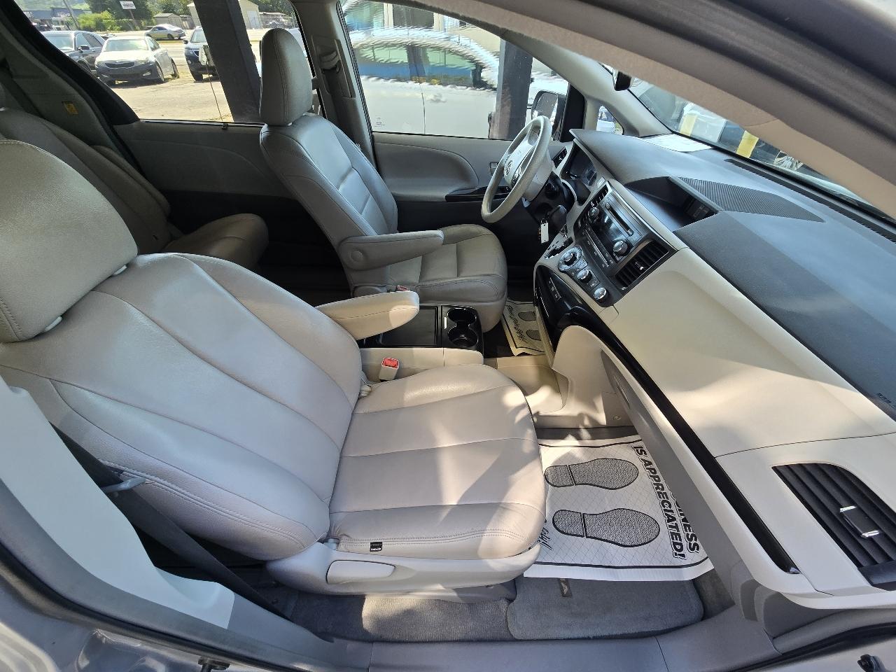 Toyota Sienna LE FWD 8-Passenger V6 2012