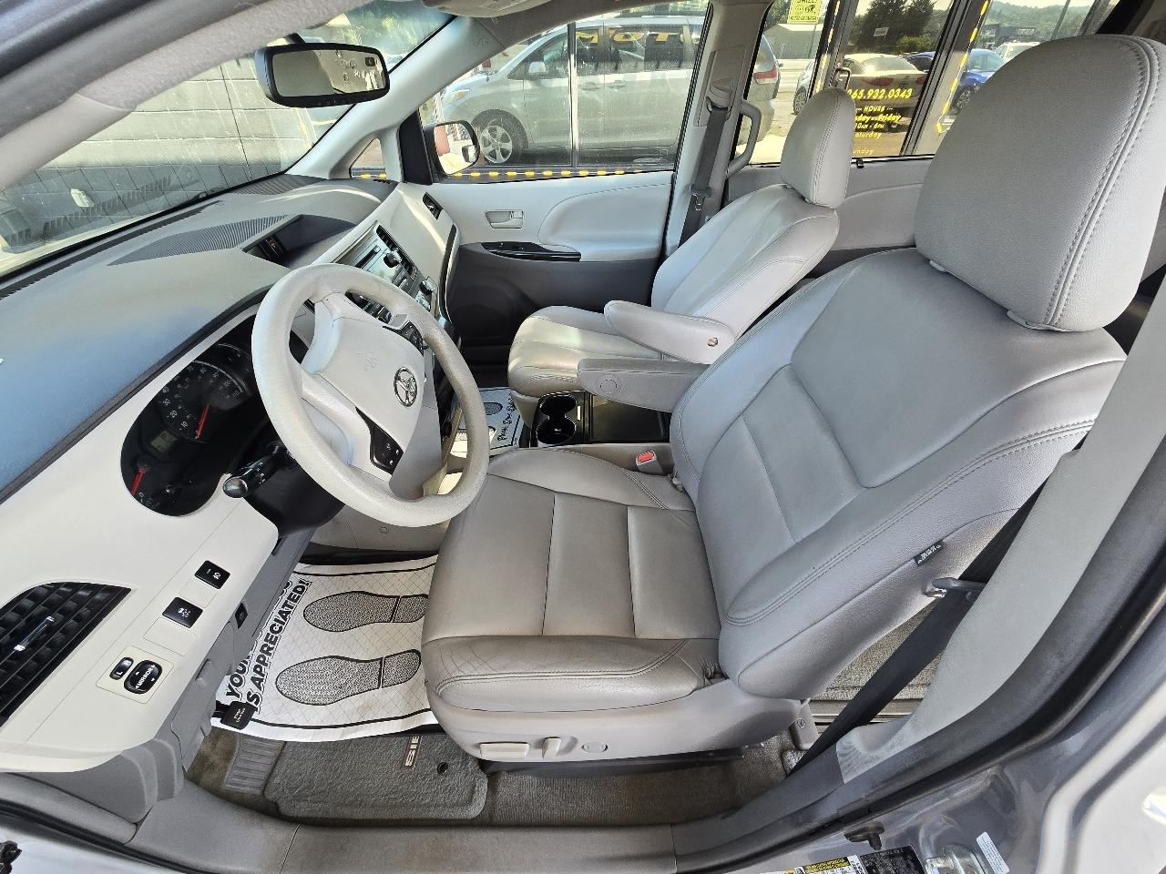 Toyota Sienna LE FWD 8-Passenger V6 2012