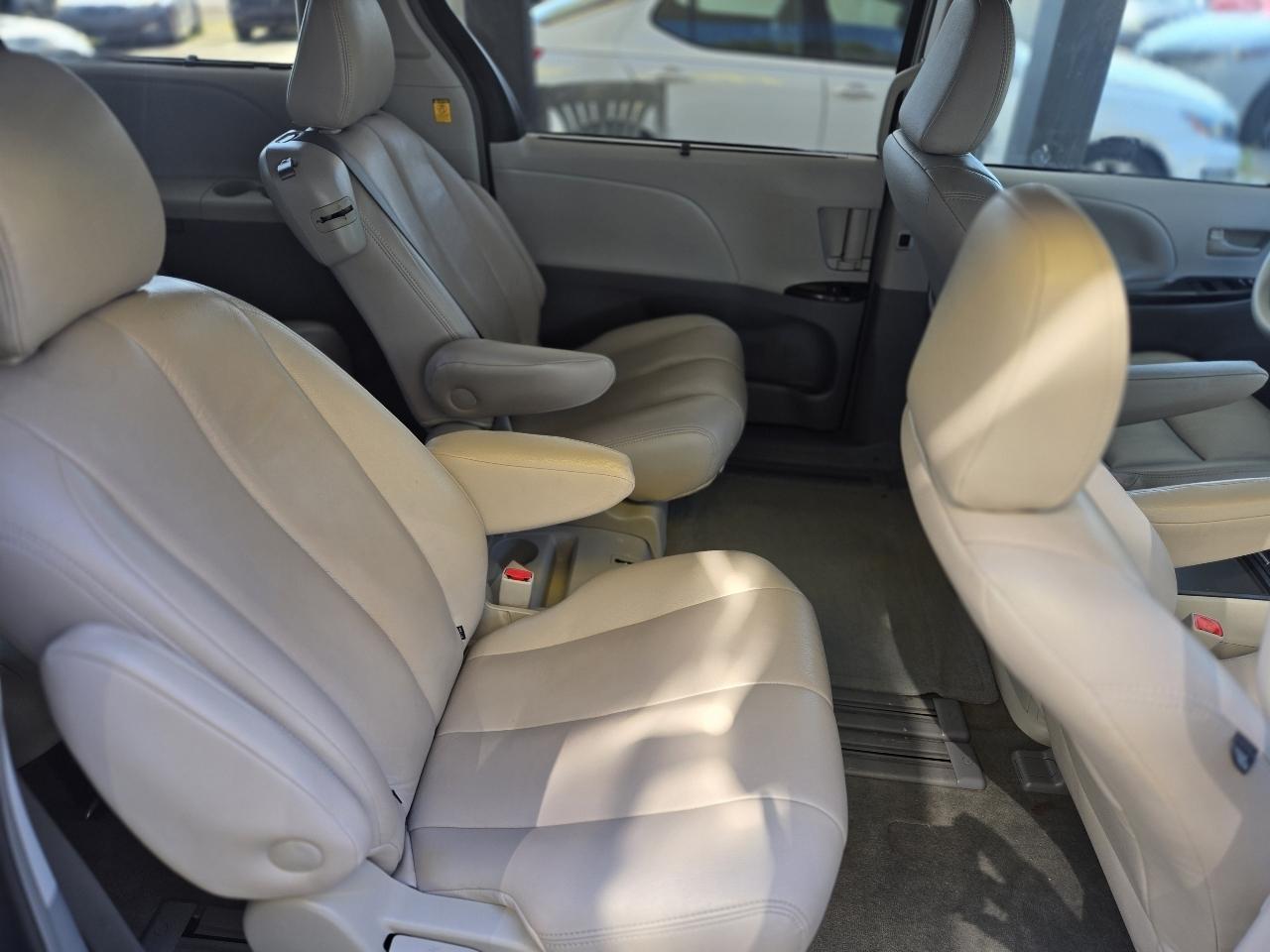 Toyota Sienna LE FWD 8-Passenger V6 2012