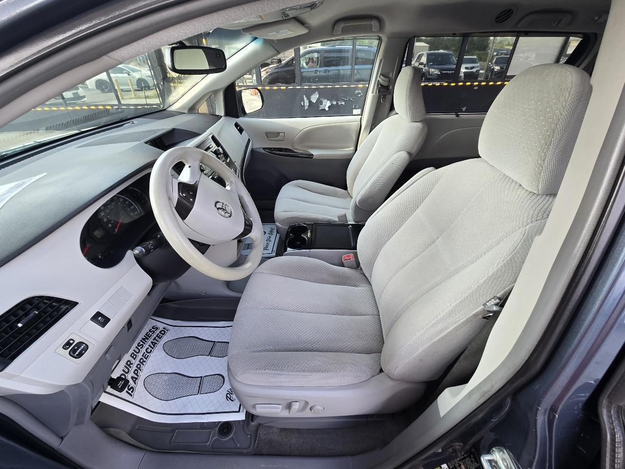 Toyota Sienna LE FWD 8-Passenger V6 2014