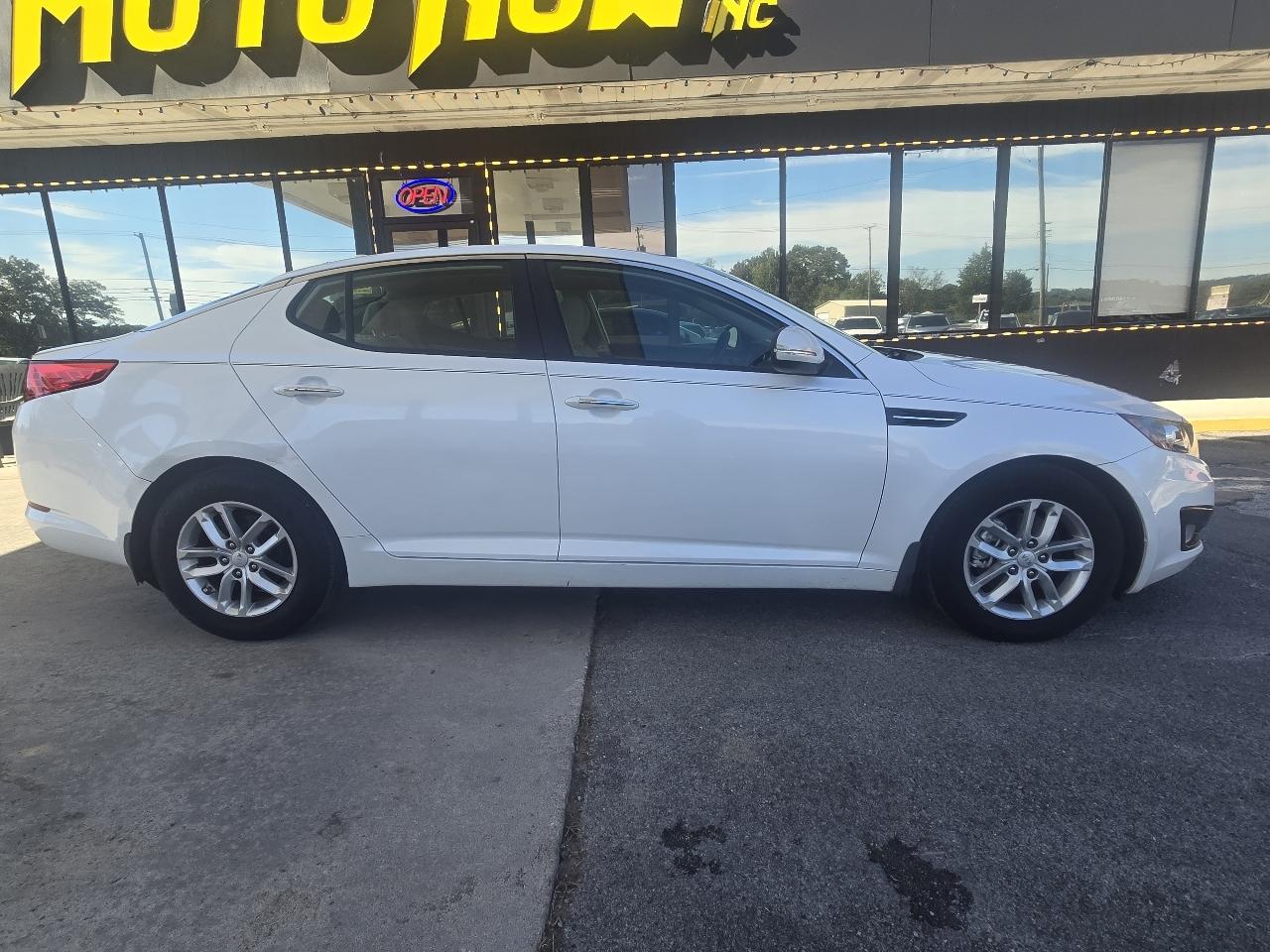 Kia Optima LX MT 2013