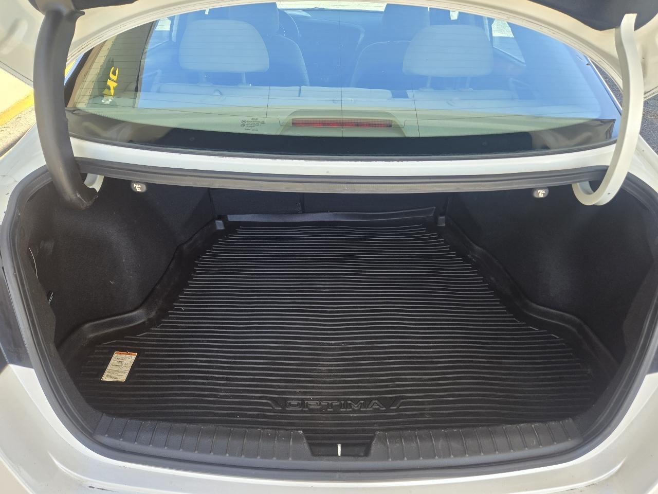 Kia Optima LX MT 2013