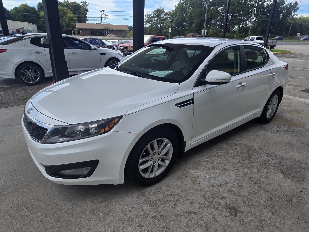 Kia Optima LX MT 2013