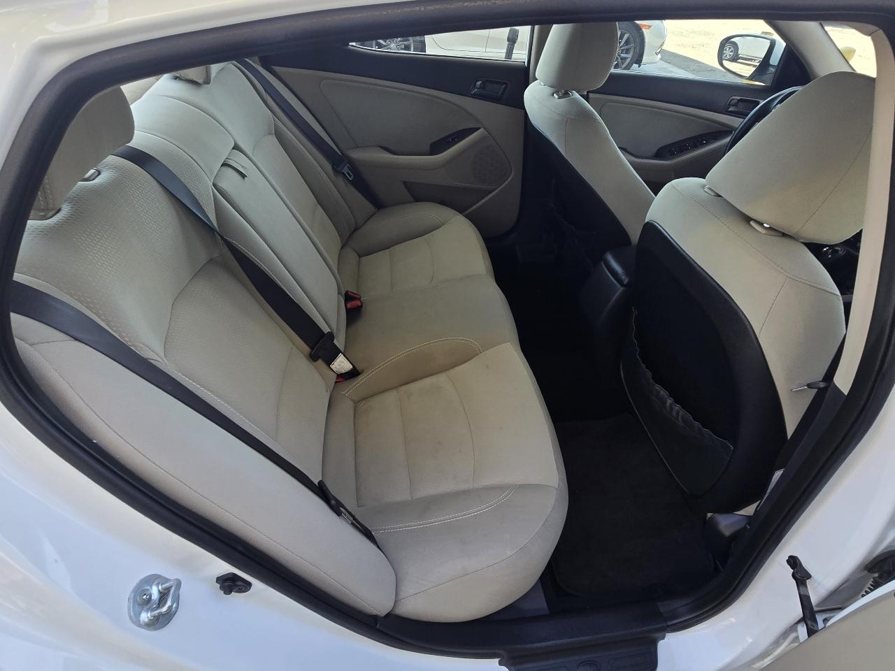 Kia Optima LX MT 2012
