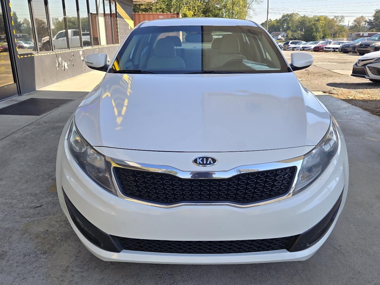 Kia Optima LX MT 2012