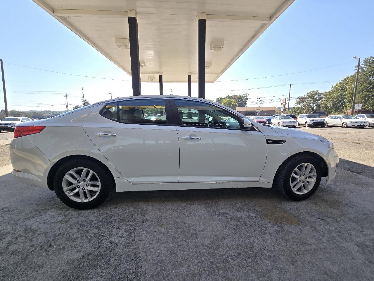 Kia Optima LX MT 2012