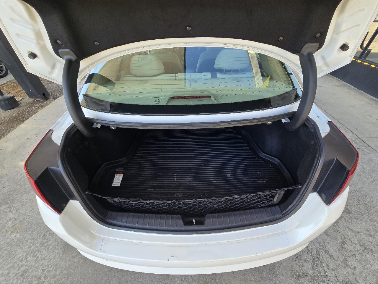 Kia Optima LX MT 2012