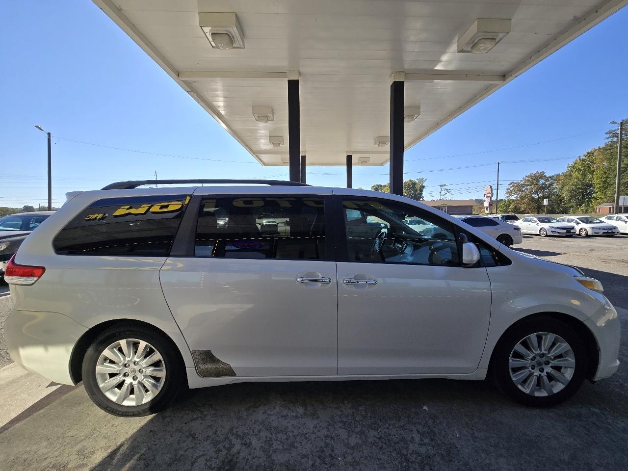 Toyota Sienna XLE FWD 8-Passenger V6 2012