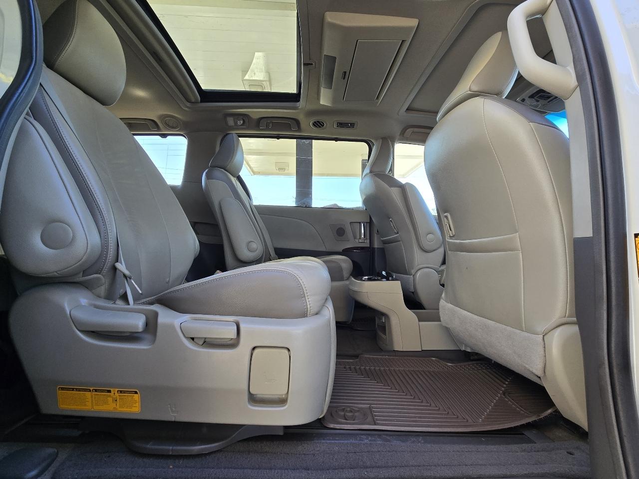 Toyota Sienna XLE FWD 8-Passenger V6 2012