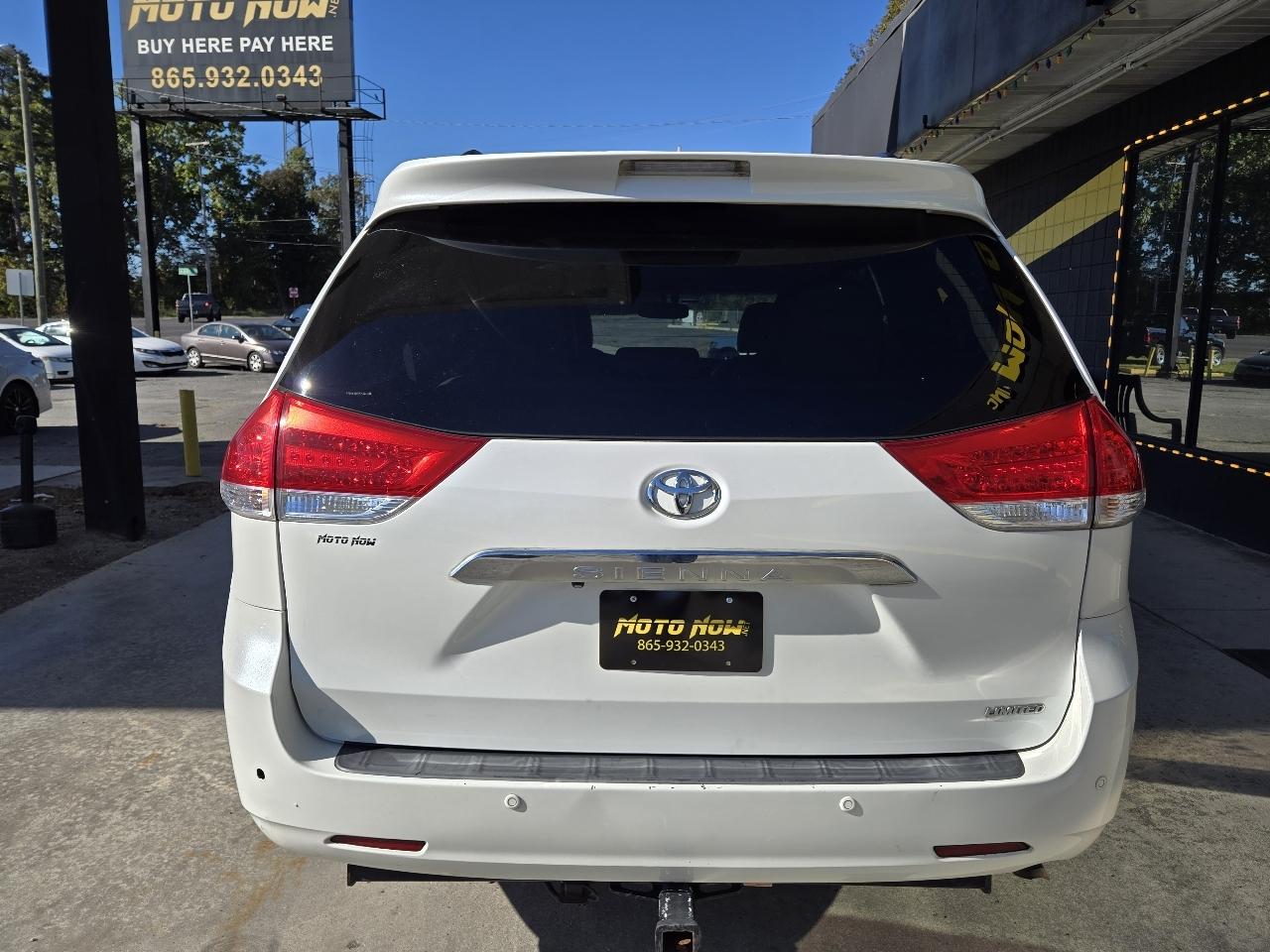 Toyota Sienna XLE FWD 8-Passenger V6 2012