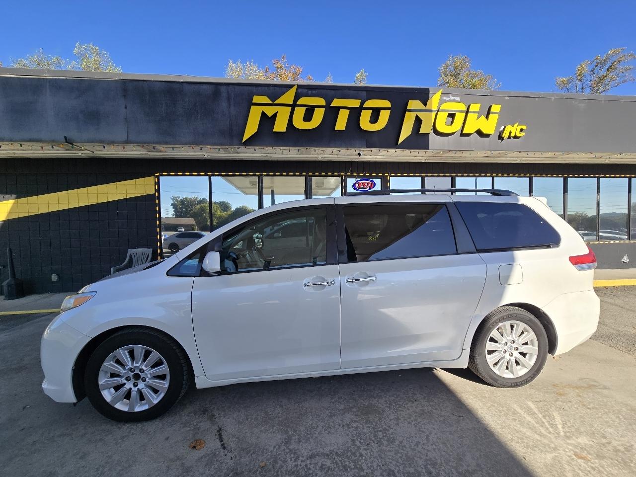 Toyota Sienna XLE FWD 8-Passenger V6 2012