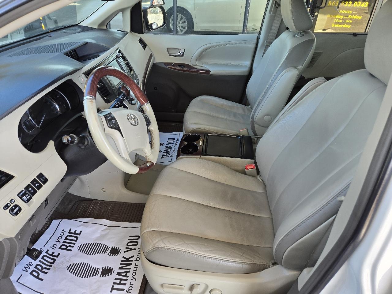 Toyota Sienna XLE FWD 8-Passenger V6 2012