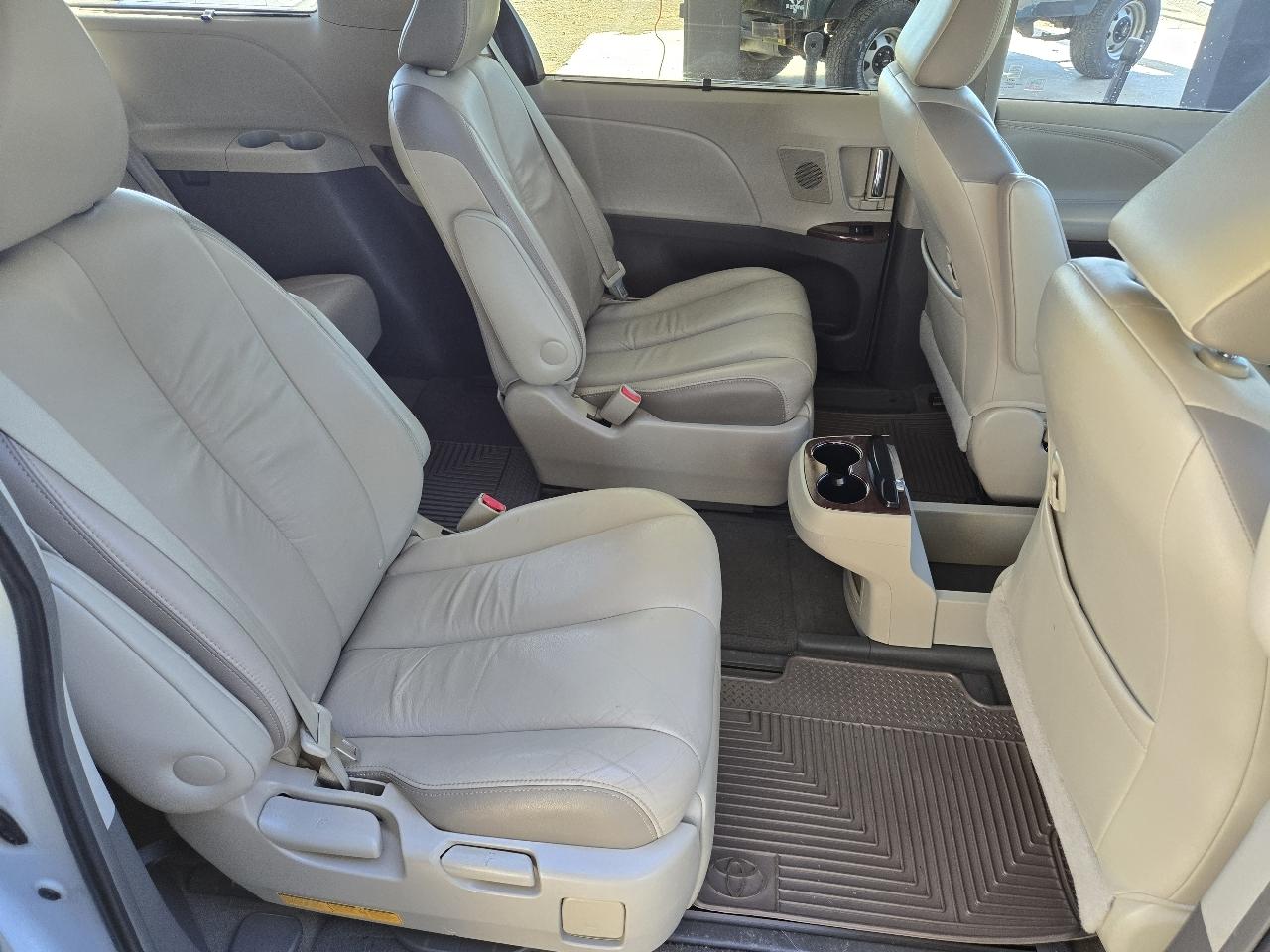 Toyota Sienna XLE FWD 8-Passenger V6 2012