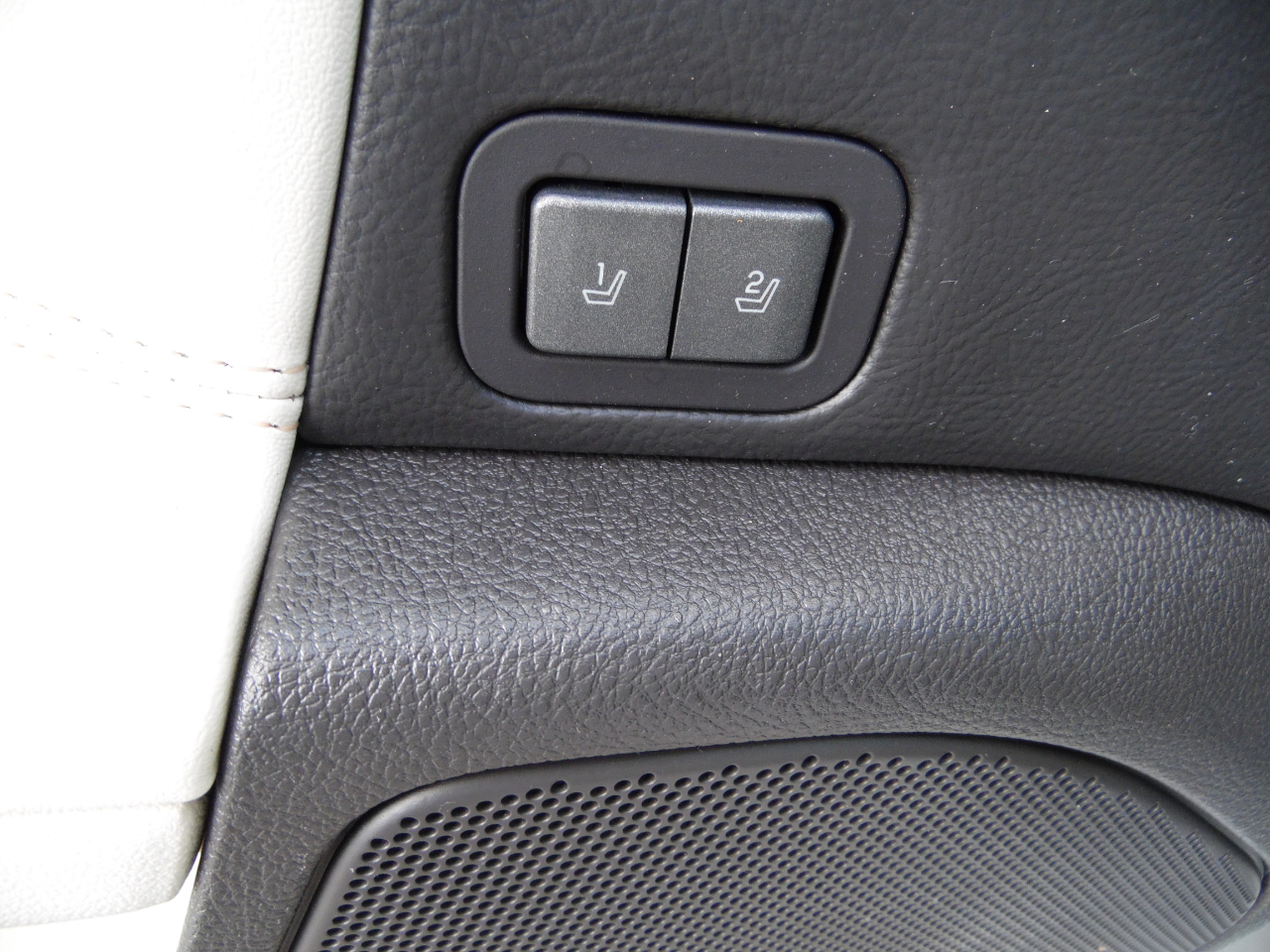 2012 Lincoln MKZ photo 11