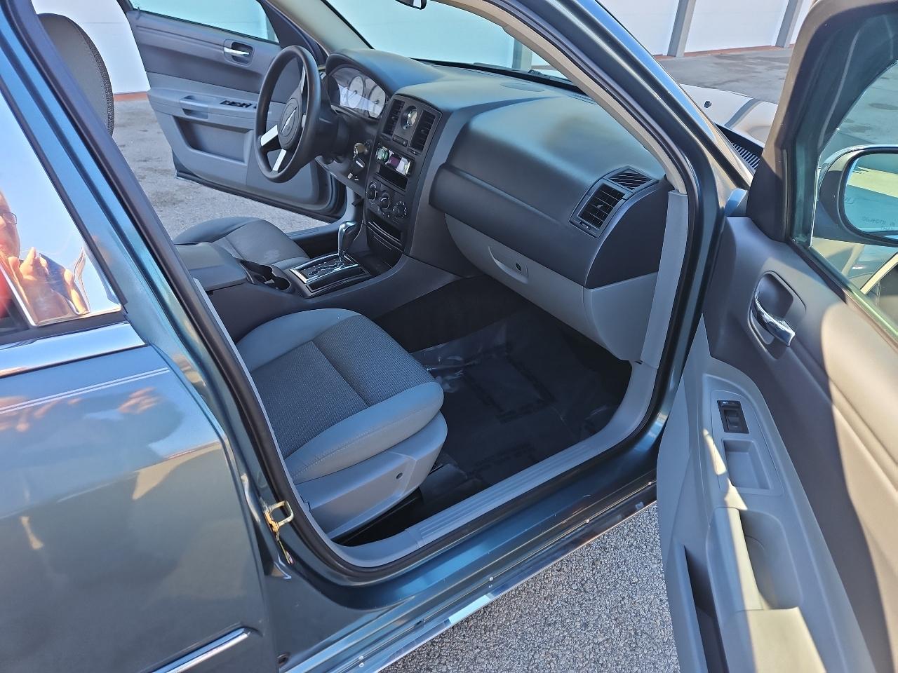 Chrysler 300 Base 2005