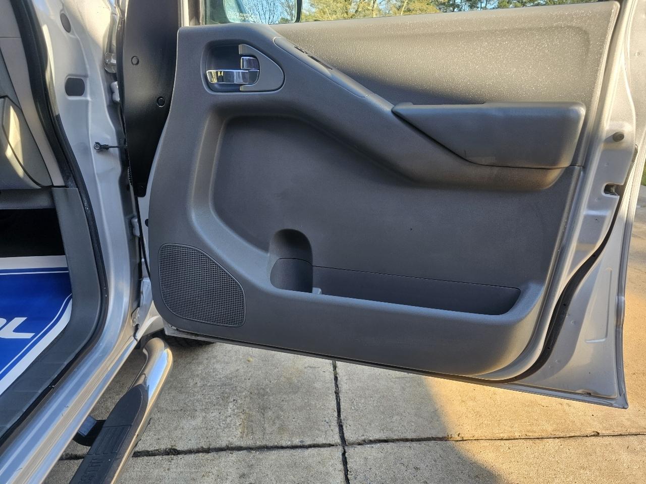 Nissan Frontier 2WD 00 SE King Cab V6 Auto DR 2009