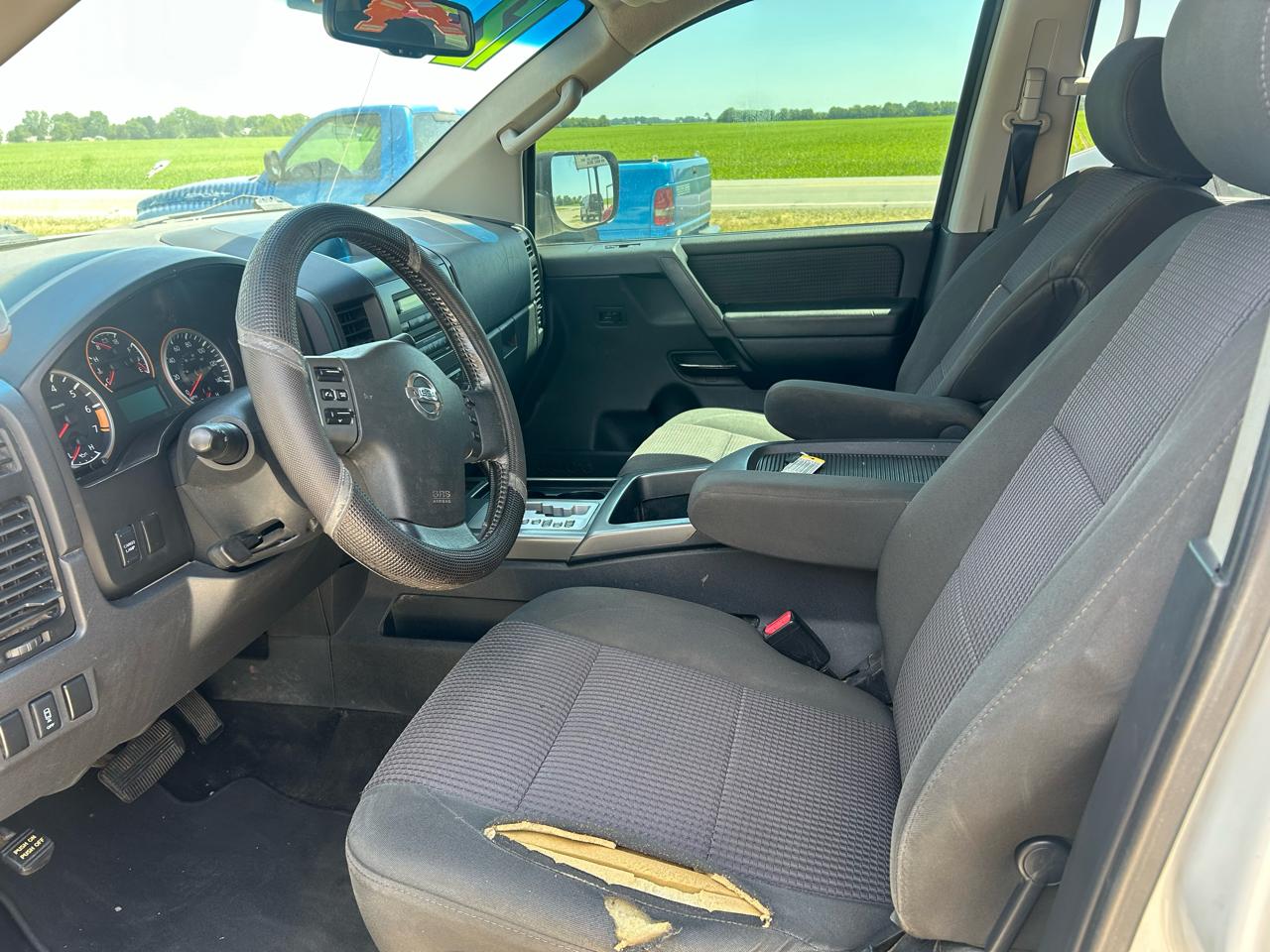 Nissan Titan SV Crew Cab 4WD 2012