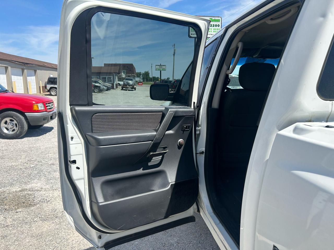 Nissan Titan SV Crew Cab 4WD 2012