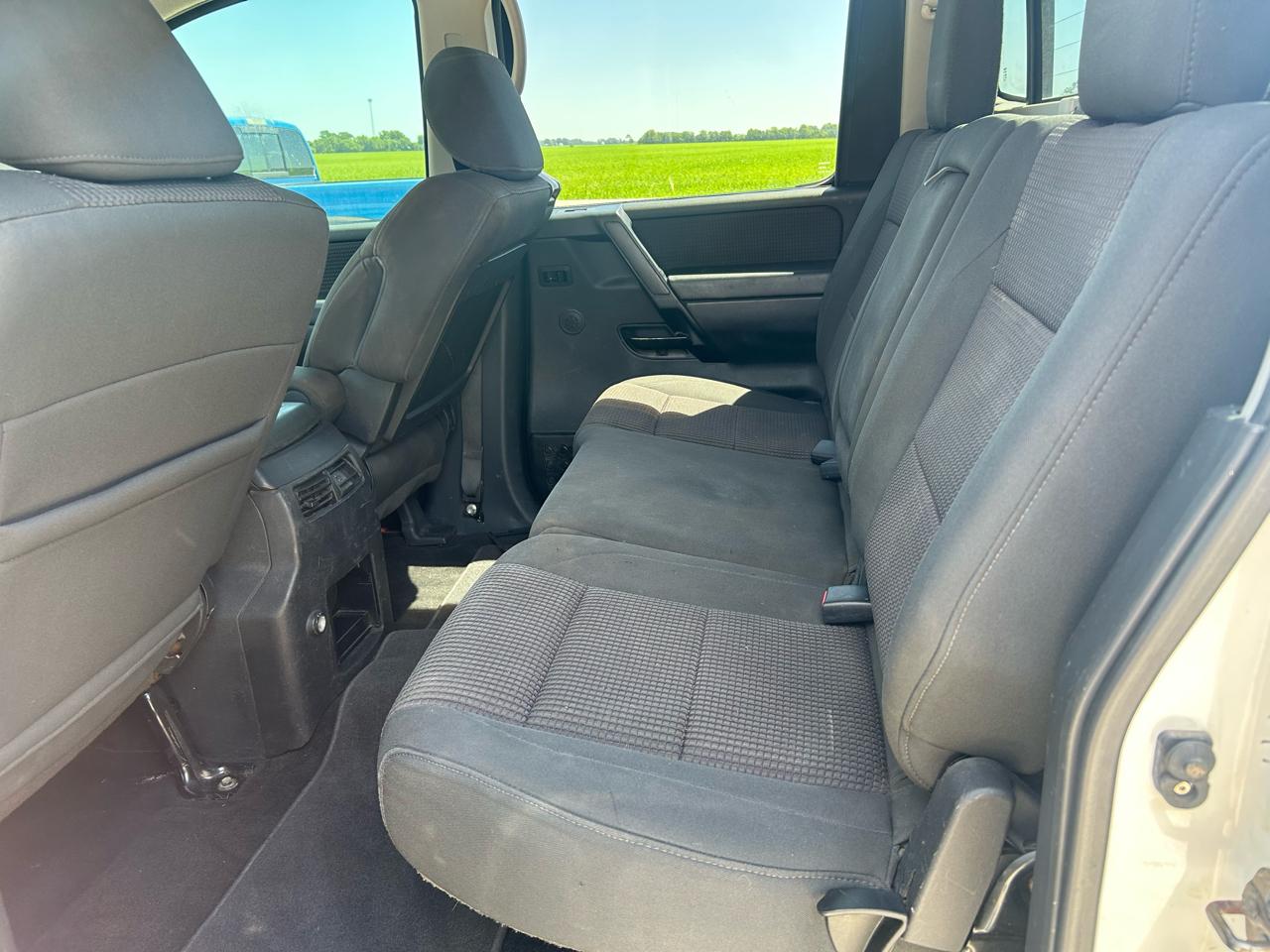 Nissan Titan SV Crew Cab 4WD 2012