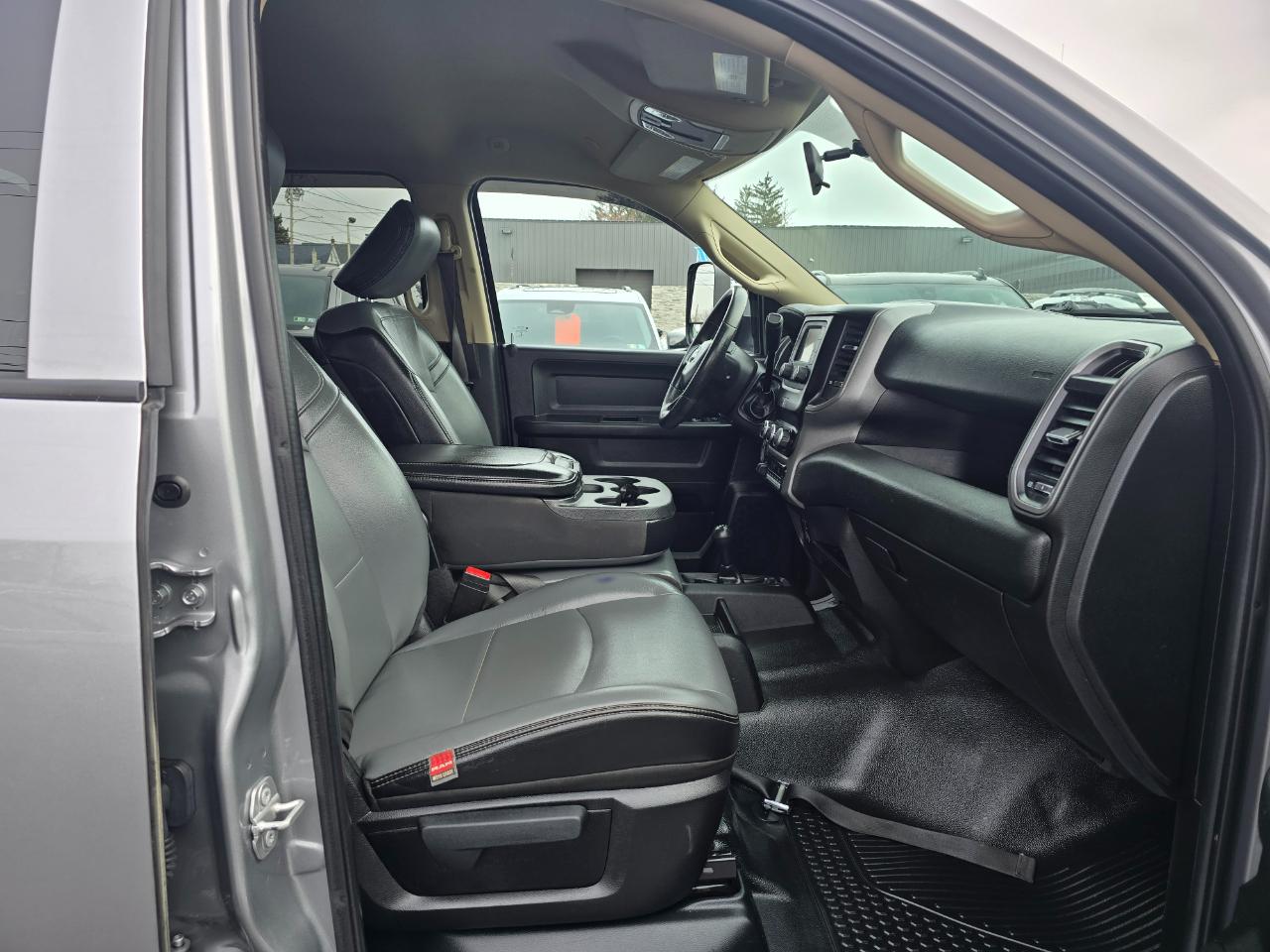 RAM 3500 Tradesman 4x4 Crew Cab 8' Box 2019