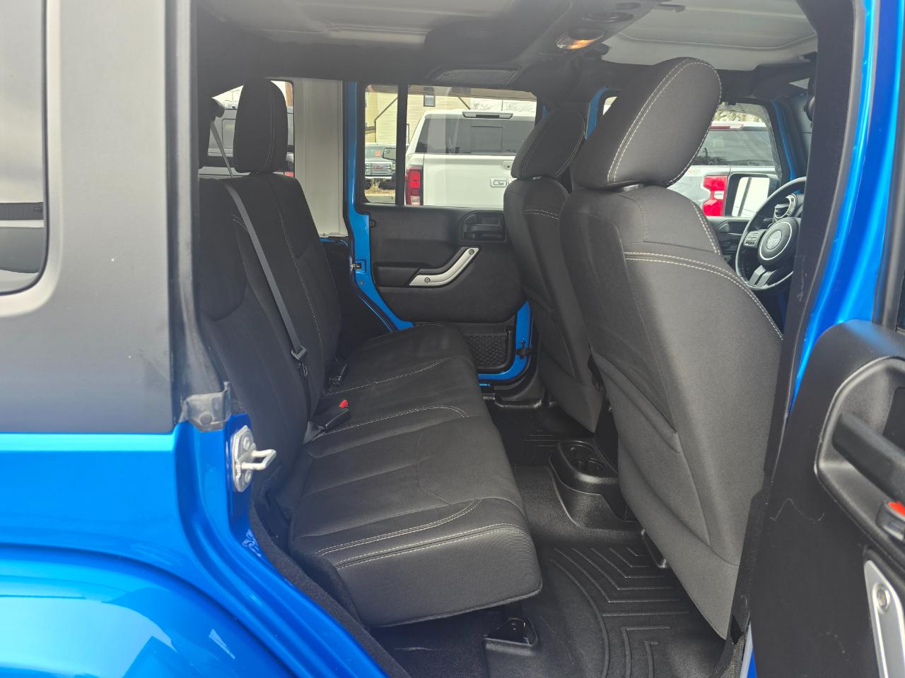 Jeep Wrangler Unlimited 4WD 4dr Sahara 2016