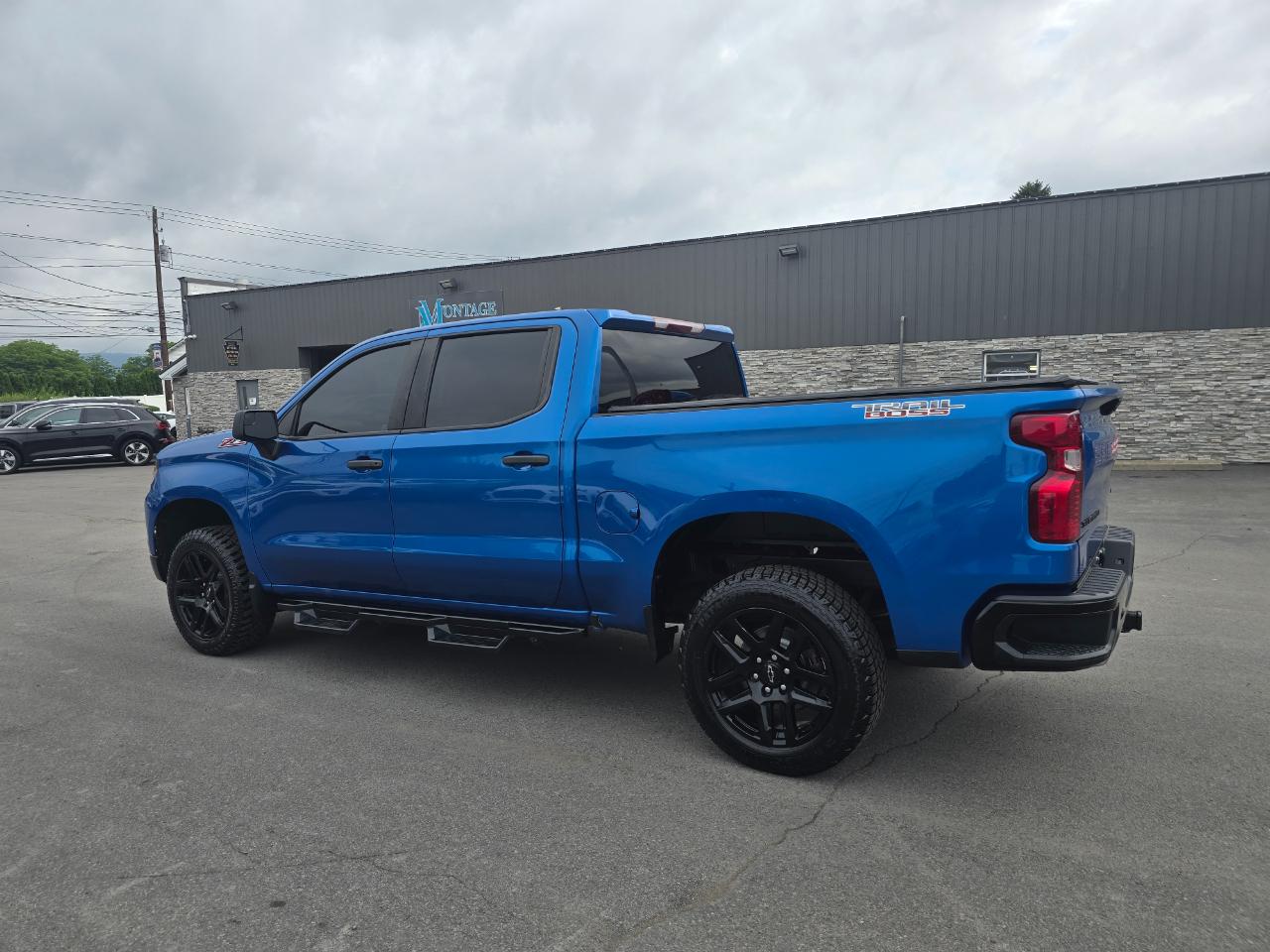 View vehicle photo 3