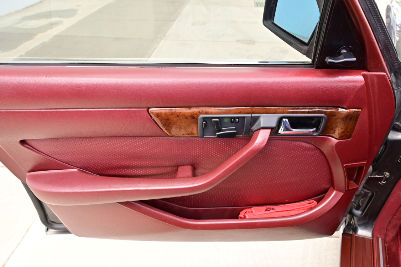 Mercedes-Benz 560 photo 18