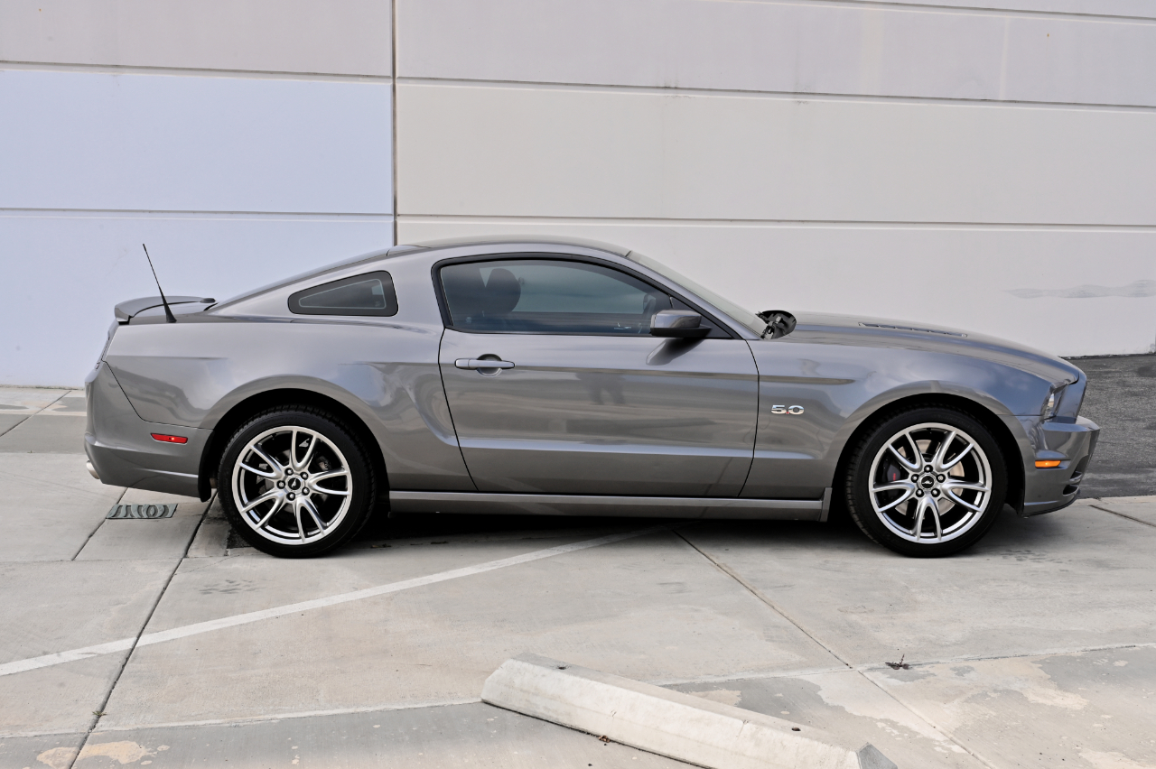 Ford Mustang GT Premium Coupe 2013