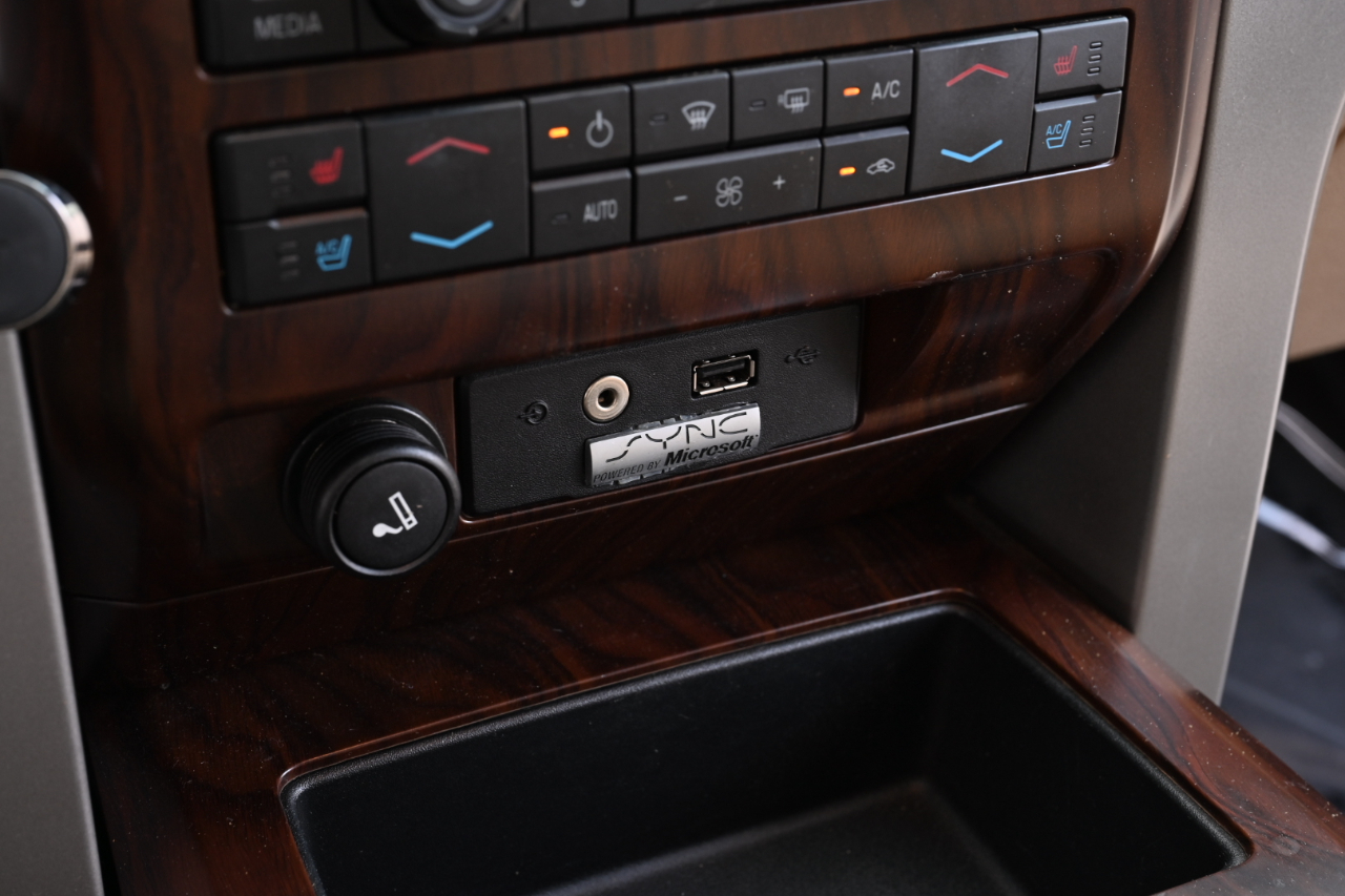 Ford F-150 4WD SuperCrew 145" Lariat 2012