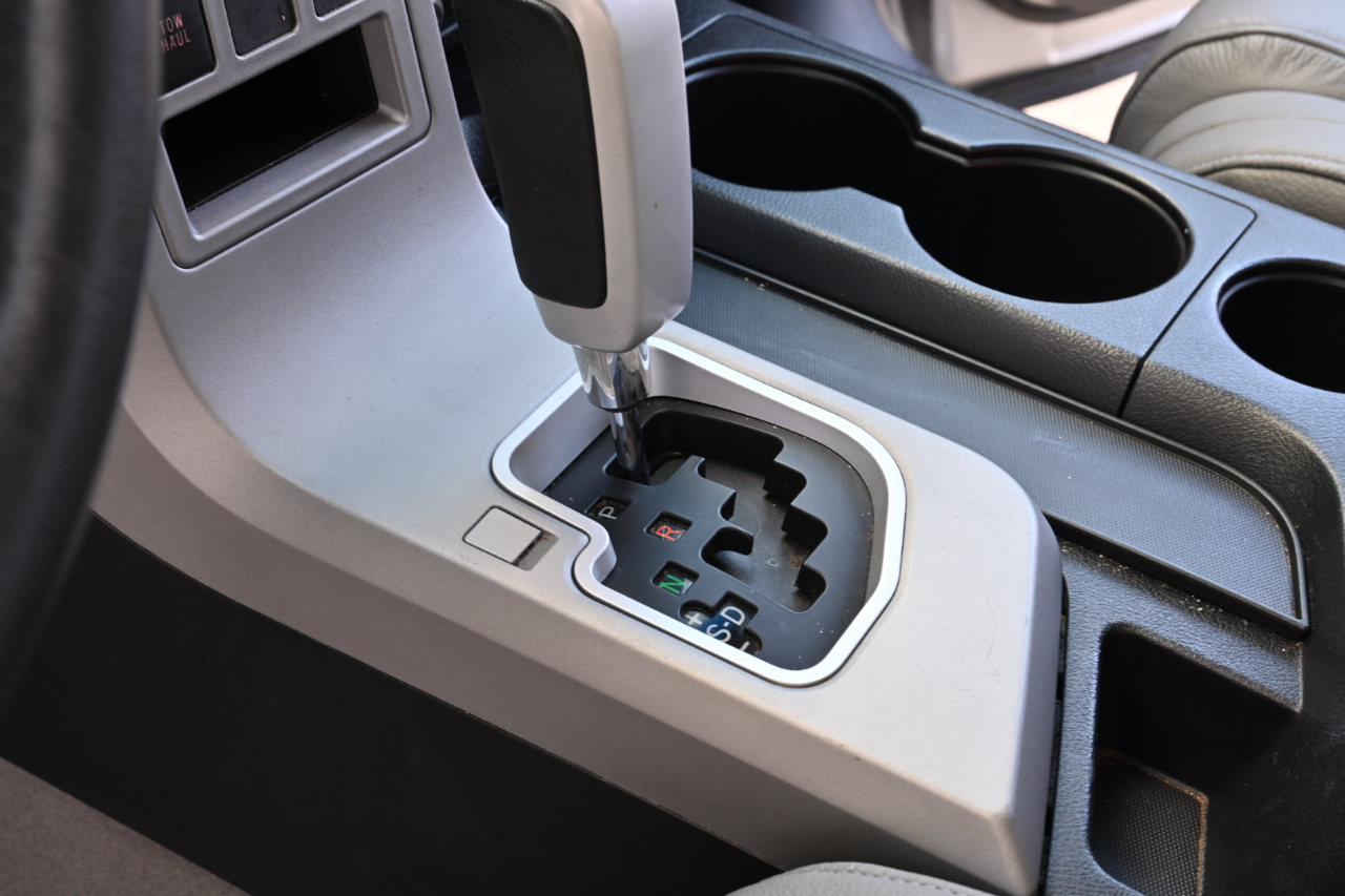 Toyota Tundra Limited Double Cab 5.7L 4WD 2007