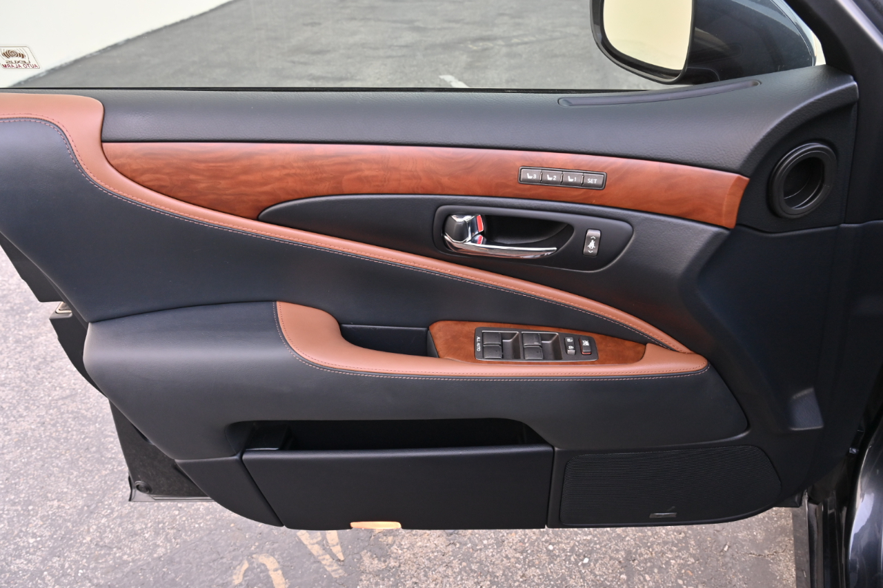 Lexus LS 460  2011