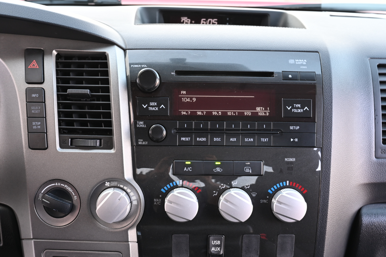 Toyota Tundra 4WD Truck  2013
