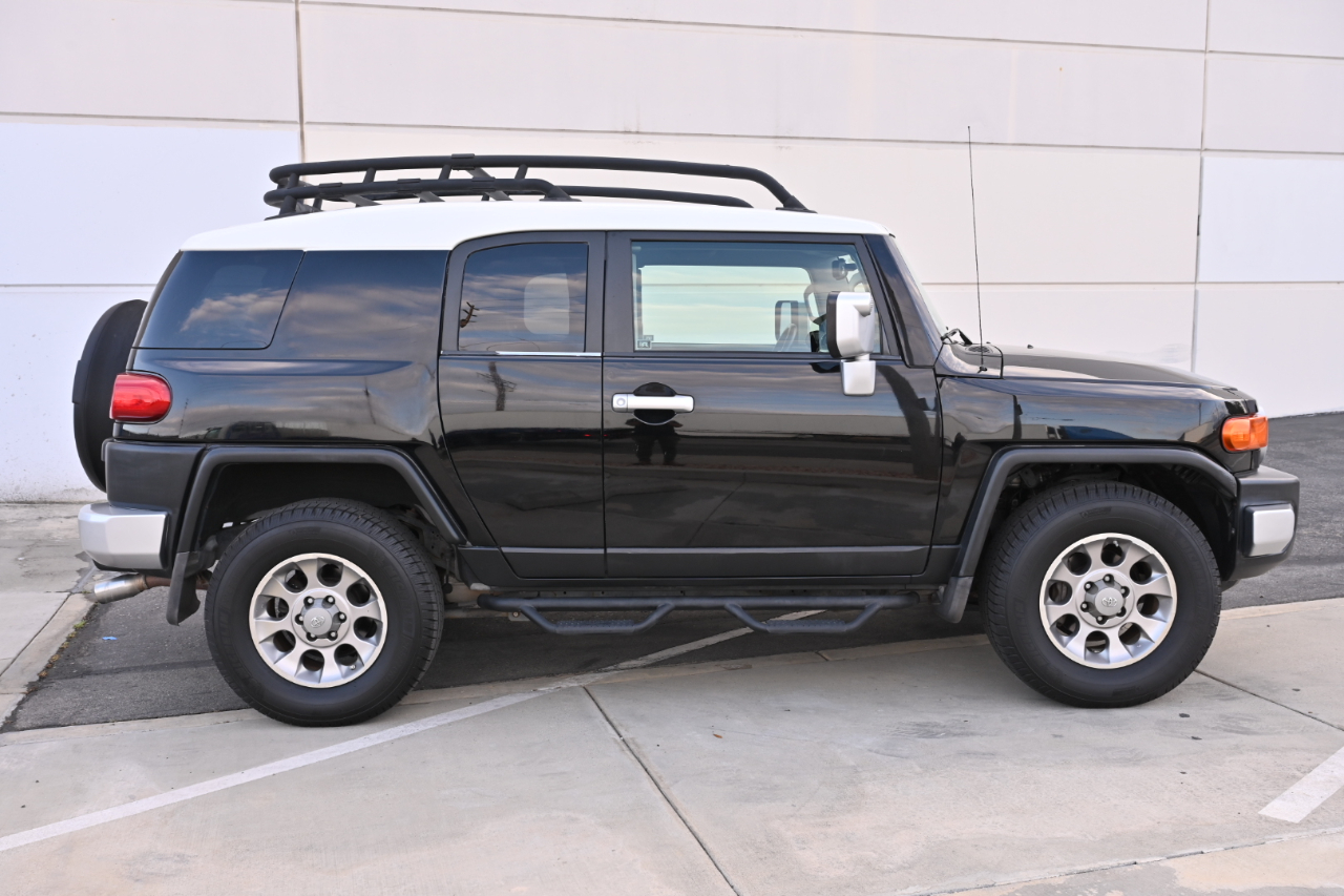 Toyota FJ Cruiser 2WD 2011