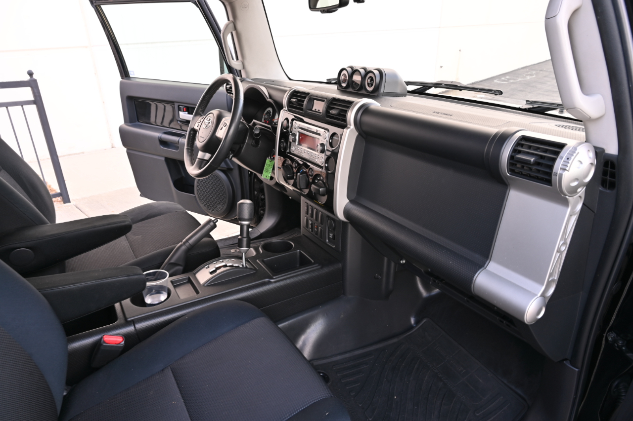 Toyota FJ Cruiser 2WD 2011
