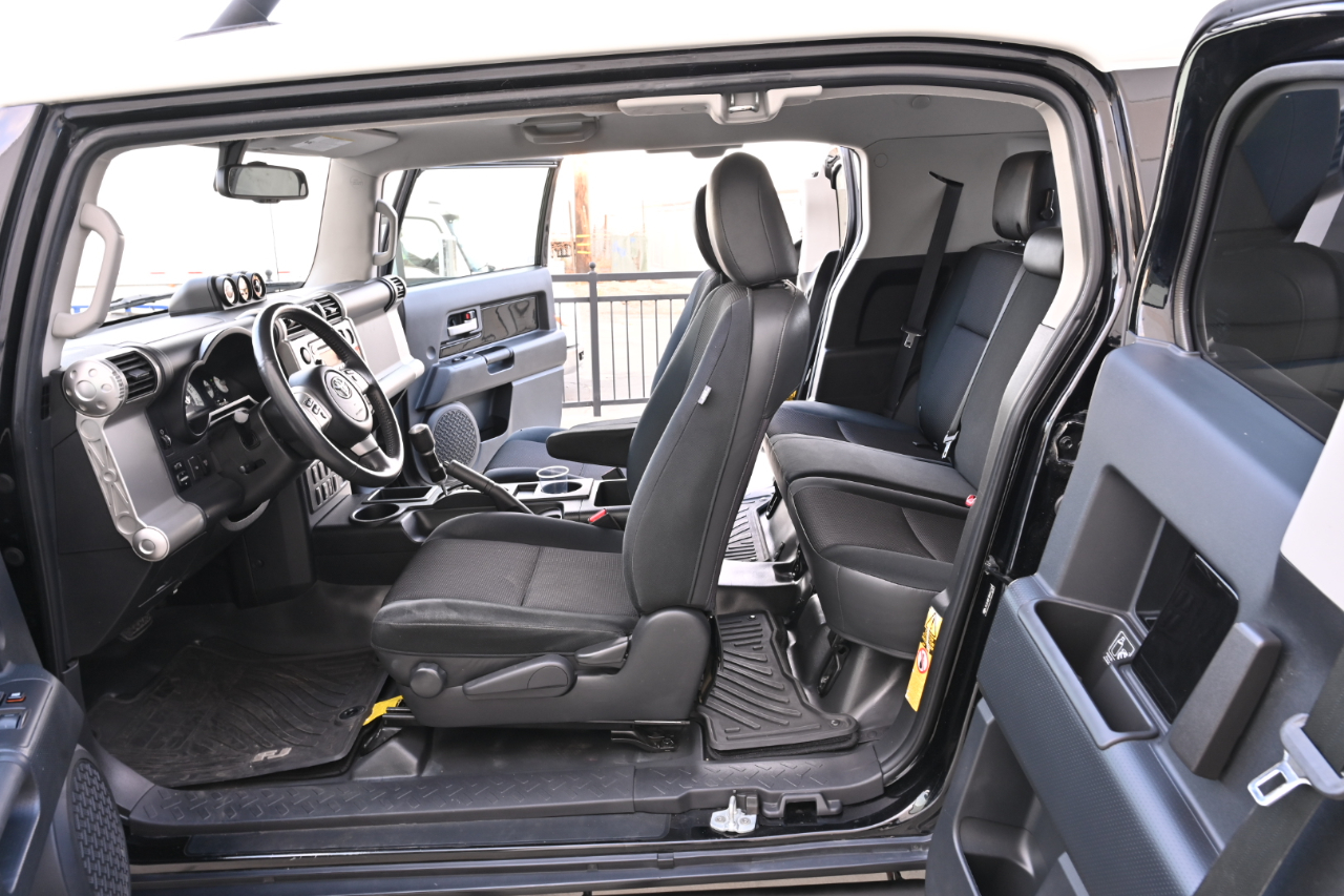 Toyota FJ Cruiser 2WD 2011