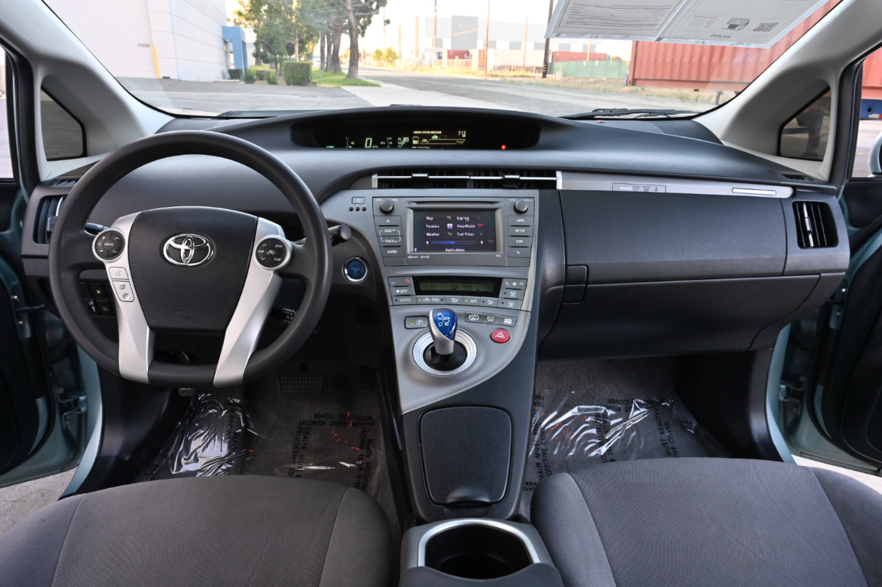 Toyota Prius Plug-In  2014