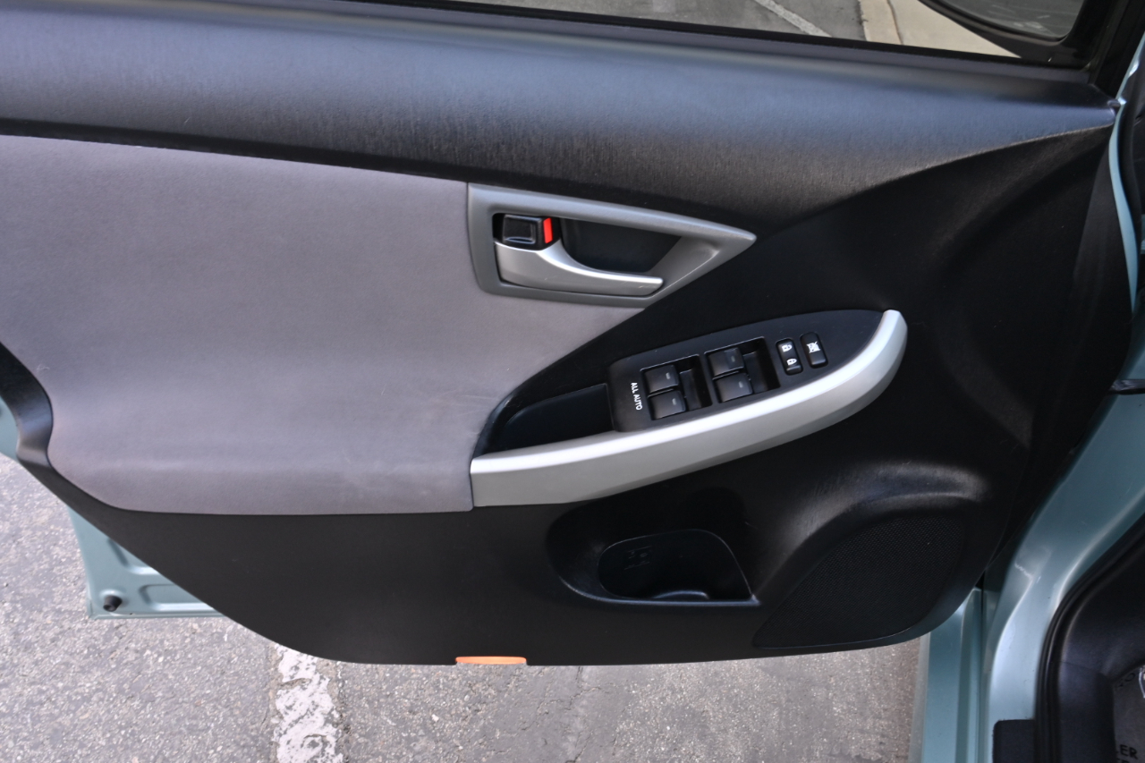 Toyota Prius Plug-In  2014