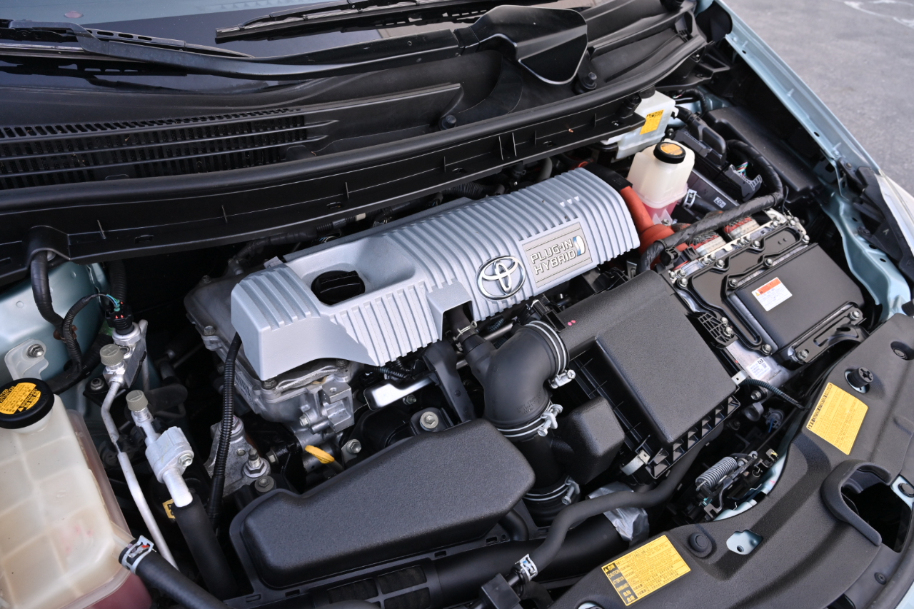 Toyota Prius Plug-In  2014